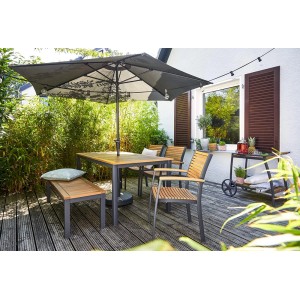 Rechteckiger, brauner Gartentisch Bonlee aus FSC®-Holz mit Sonnenschirmloch und Sitzgelegenheiten.