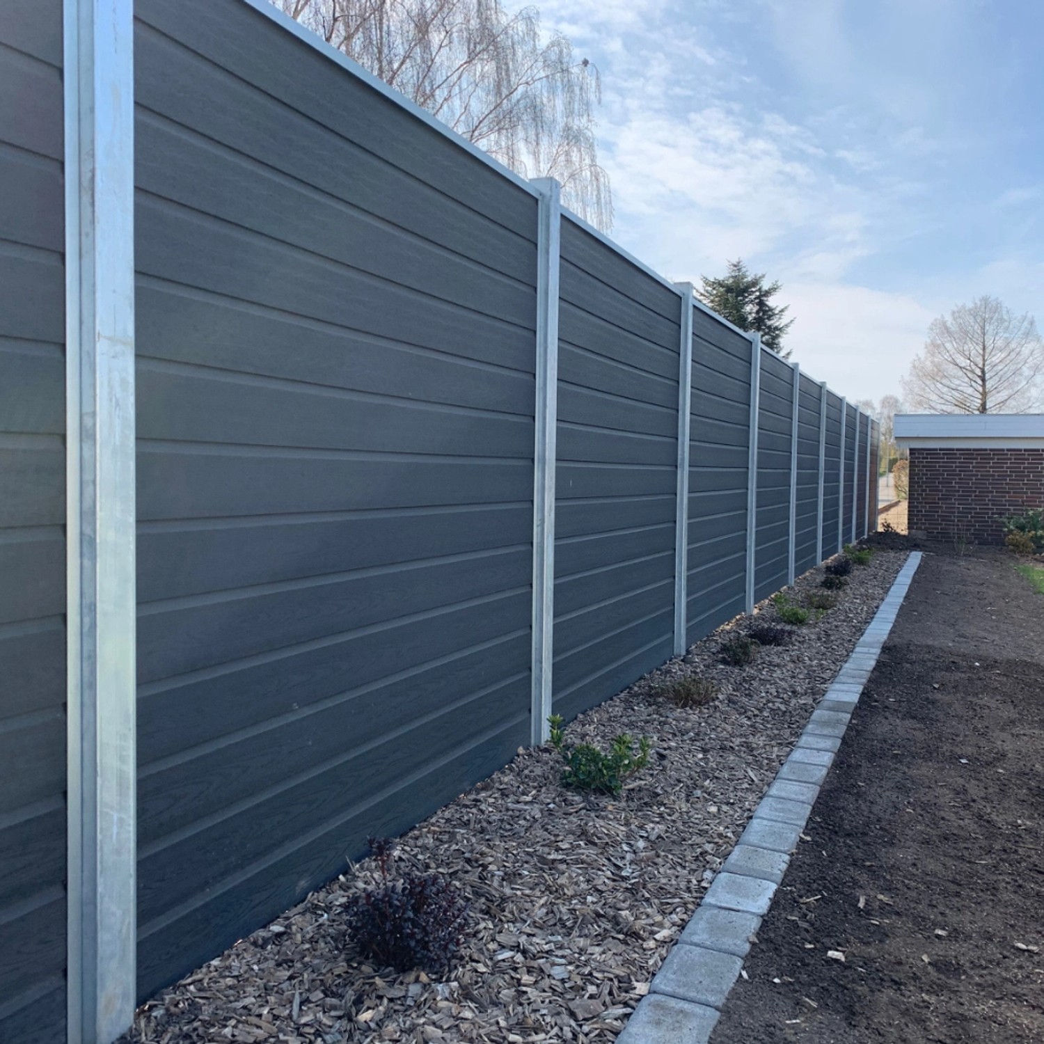 Feuerverzinkter Stahl Zaunpfosten 8x8x268cm mit grauem Zaun im Garten.