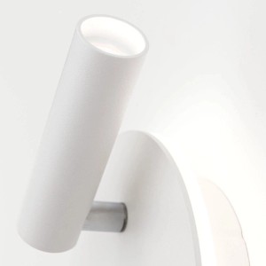 Weiße Orion LED Wandleuchte Ø 15 cm mit schwenkbarem Leselicht und warmweißem Ringlicht. Aluminiumgehäuse, ideal für Bett.