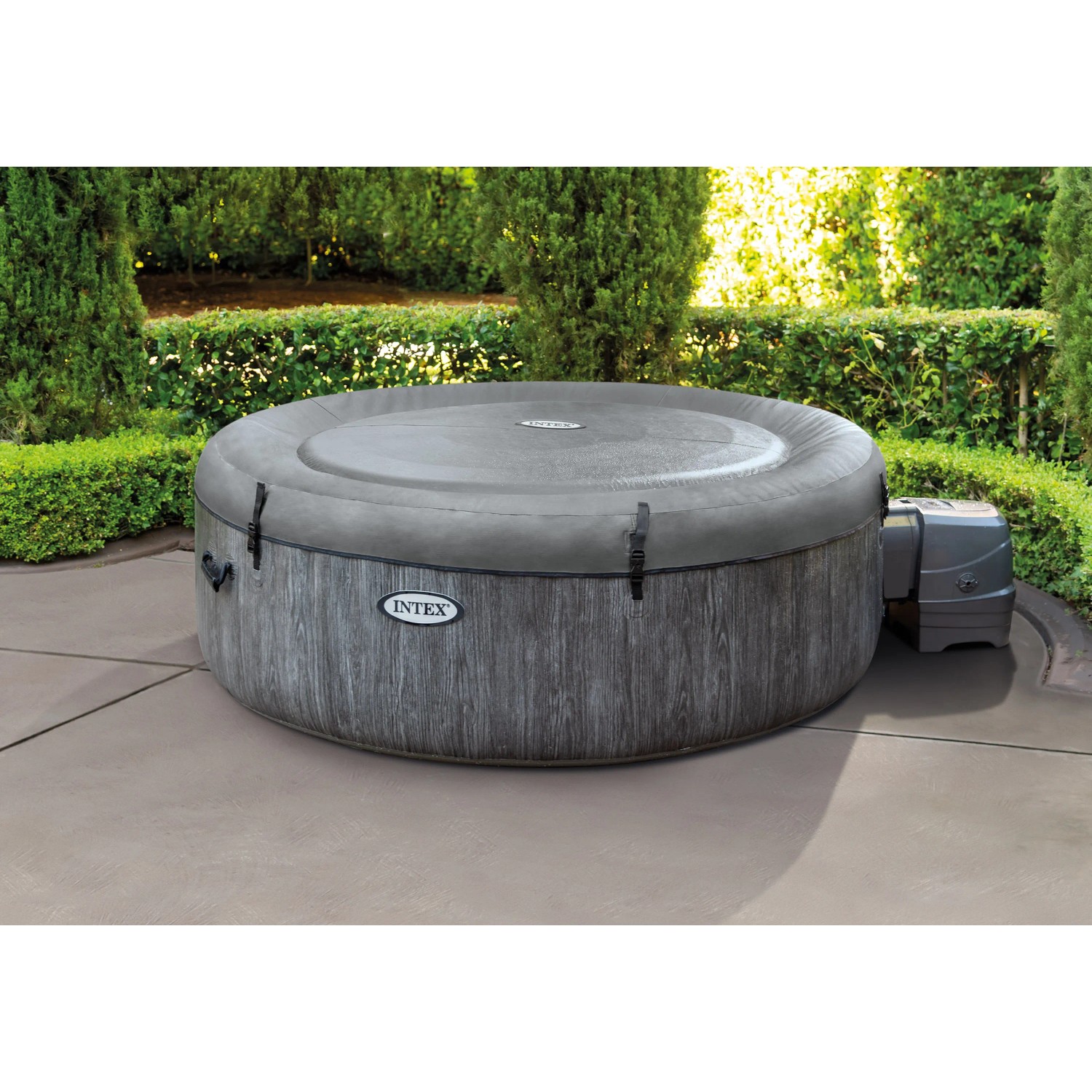 Intex PureSpa Bubble Massage Greywood Deluxe auf Terrasse. Aufblasbarer Whirlpool mit Holzoptik und Abdeckung.