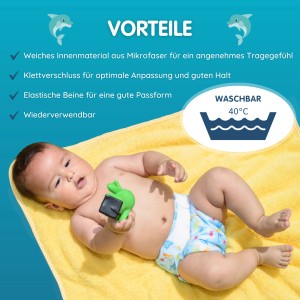 Baby mit Freds Swim Academy Schwimmwindel Blau (4-9kg) auf gelbem Handtuch. Waschbar bei 40°C.