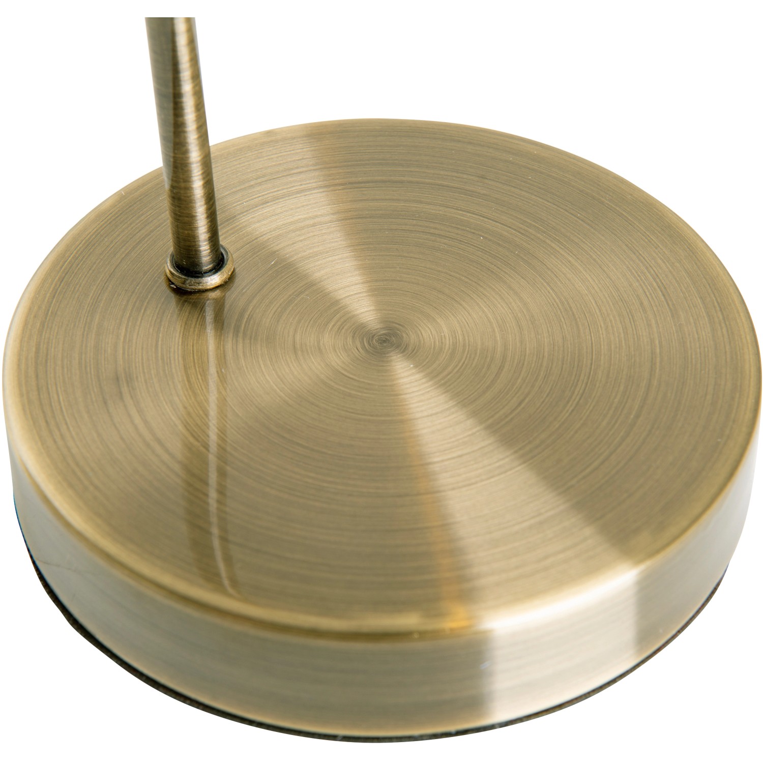 Detailaufnahme: Fuß der Näve LED-Tischleuchte Varna in Messingoptik.