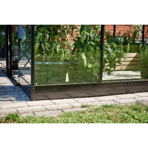 Halls Fundamentrahmen für Gewächshaus Qube 66, schwarz, aus Stahl. Detailaufnahme.