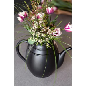 Schwarze Xala Gießkanne (10 l) mit Blumen befüllt. Dekorative Nutzung der Gießkanne.