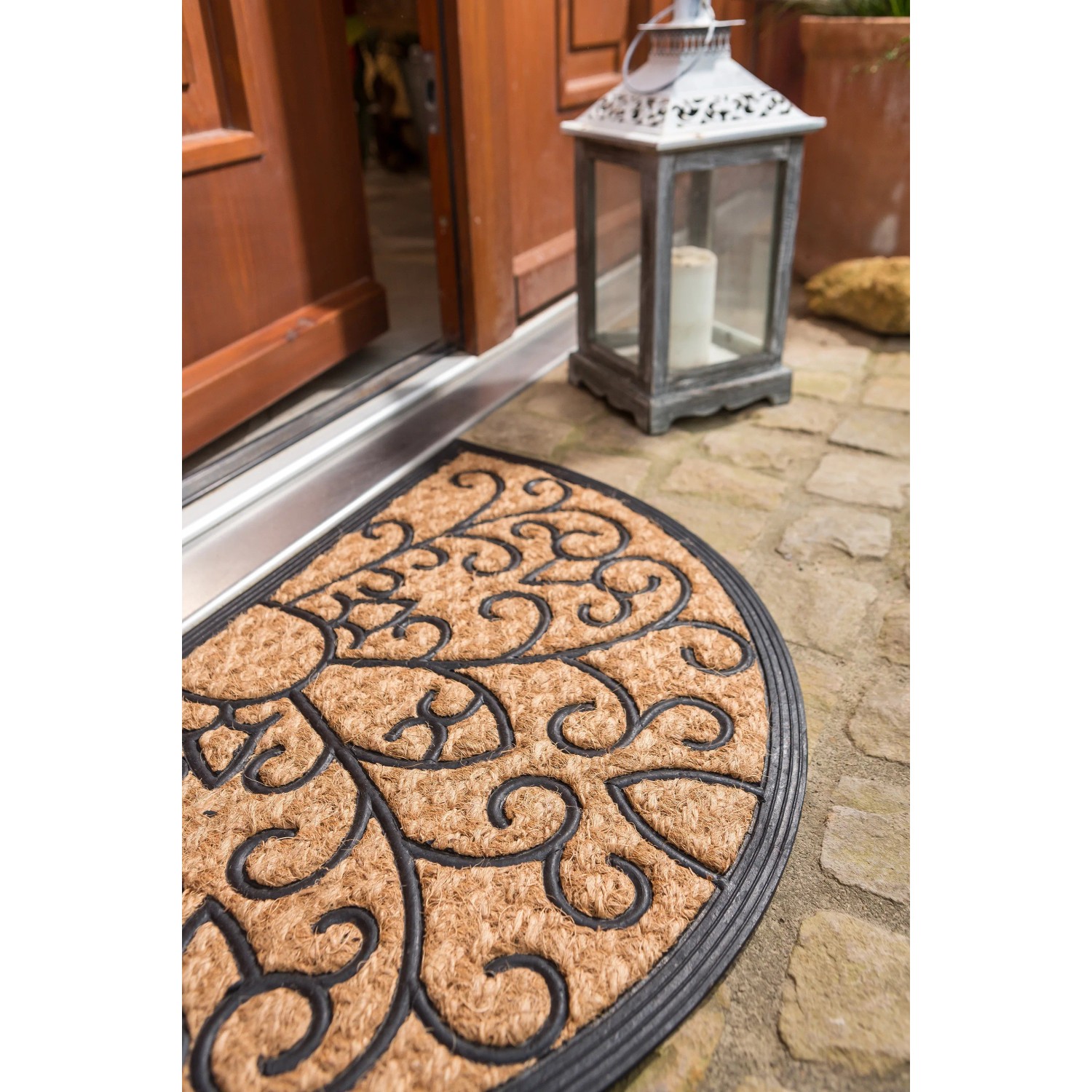 Halbrunde Fußmatte Coco Deluxe Light mit Reliefmuster, 45x75 cm, vor einer Haustür.