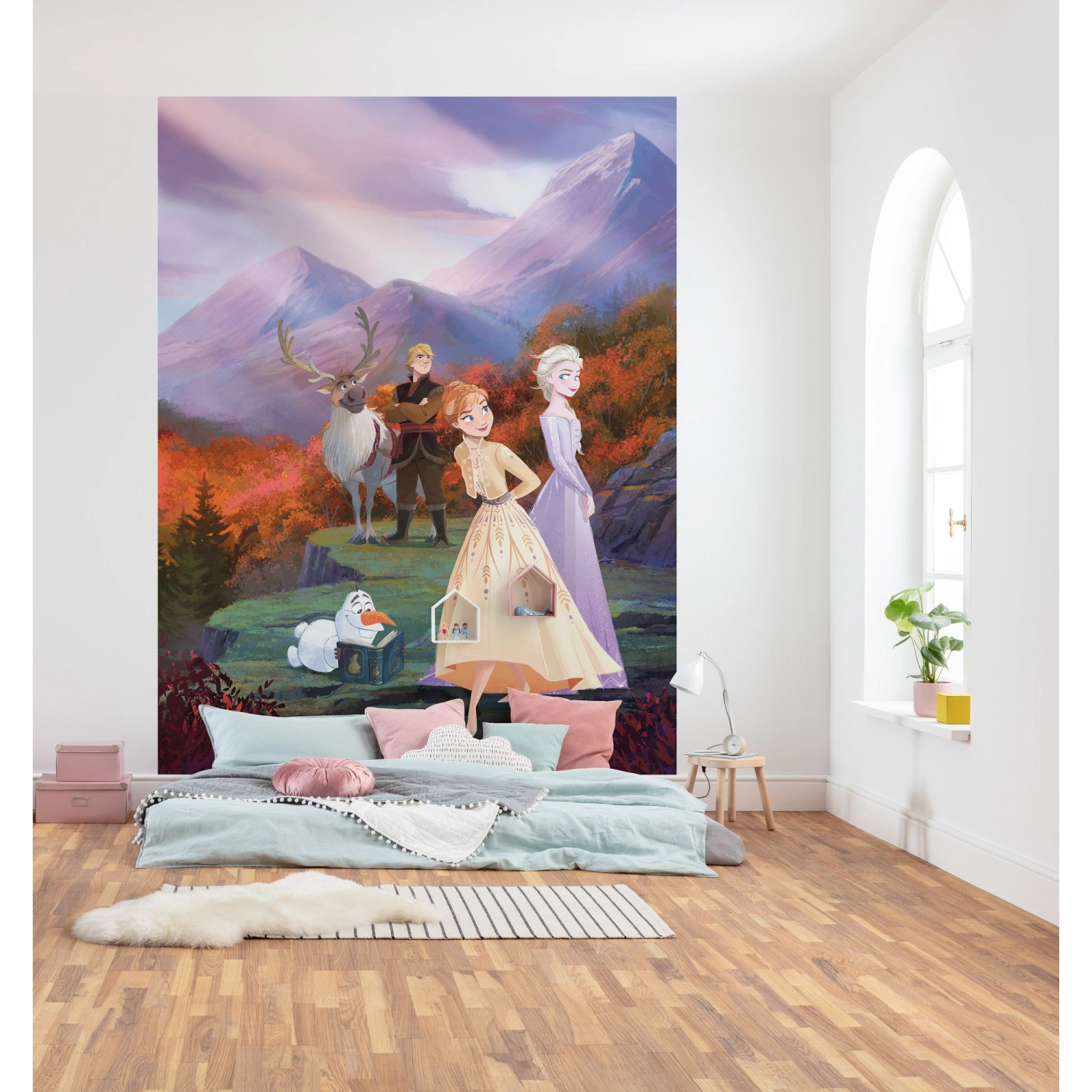 Komar Fototapete Frozen: Anna, Elsa, Kristoff und Sven vor Berglandschaft. Ideal für Kinderzimmer.