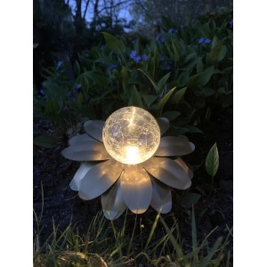 Goldene Solar-Leuchte in Blumenform mit leuchtender Glaskugel für den Garten.