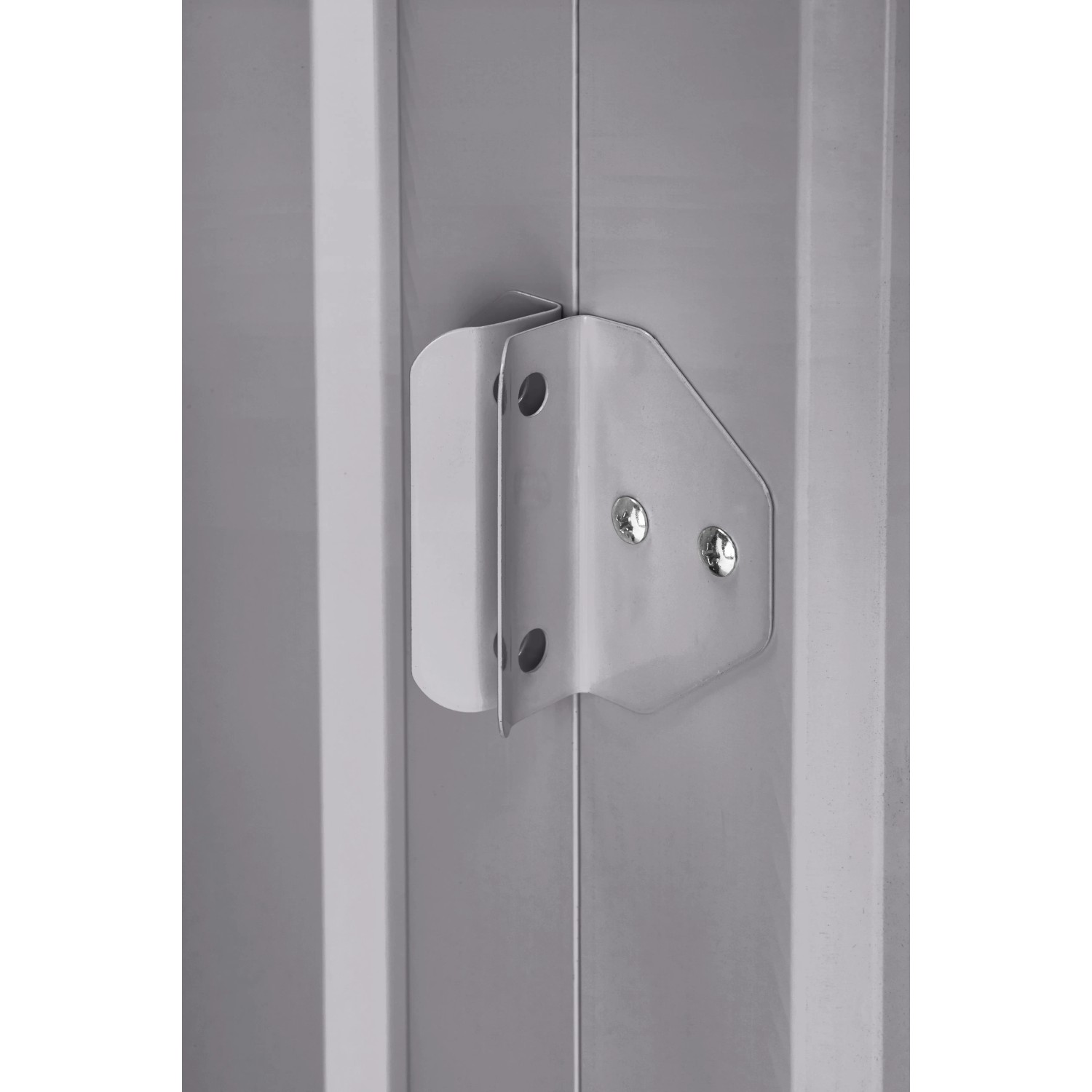 Detailaufnahme Metall-Gerätehaus: Silbernes Metall, Eckverbinder und Schrauben.