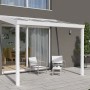 Weiße Terrassenüberdachung Professional mit Glasdach, 300x250 cm, vor Hausfassade mit Sitzmöbeln.