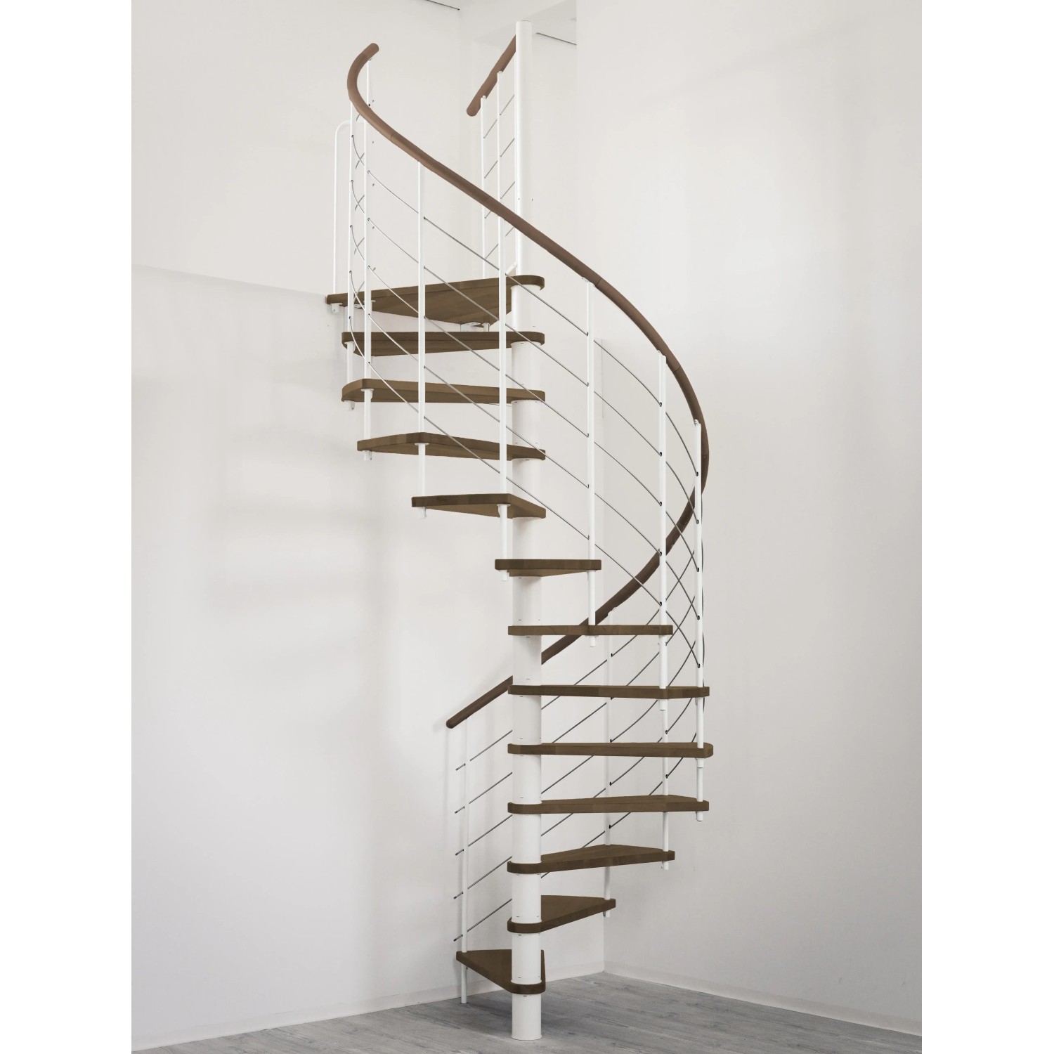 Minka Spindeltreppe Venezia, Walnuss/Weiß, Ø 120 cm. Innentreppe mit Holzstufen und weißem Geländer.