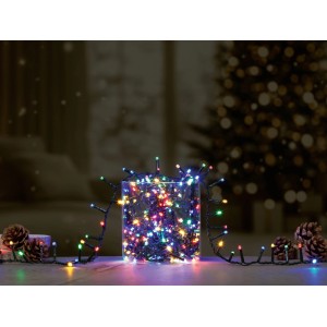 OBI Lichterkette mit 700 mehrfarbigen LEDs, leuchtend in Glasvase und auf Tisch. Dekorative Beleuchtung für Außenbereiche.