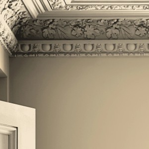 Wand in Pale Gold Gelb von Laura Ashley mit Stuckverzierung an der Decke.