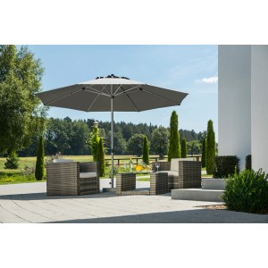 Anthrazit Schneider Marktschirm Gemini Ø 360 cm mit Kurbel über einer Sitzgruppe im Garten.