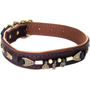 Braunes Heim Hundehalsband Buffalo aus Leder, 25 mm breit und 55 cm lang, mit Ziernieten und Anhängern.