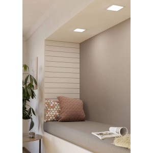 Zwei weiße Eglo LED-Einbauspots Fueva 5 an einer Decke in einem Wohnraum.