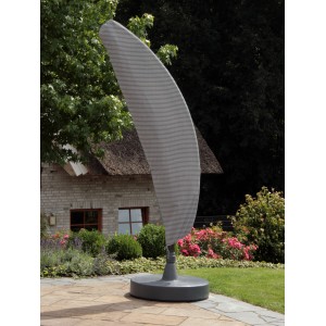 Graue Sun Garden Schutzhülle Easy Sun für Ampelschirm im Garten.