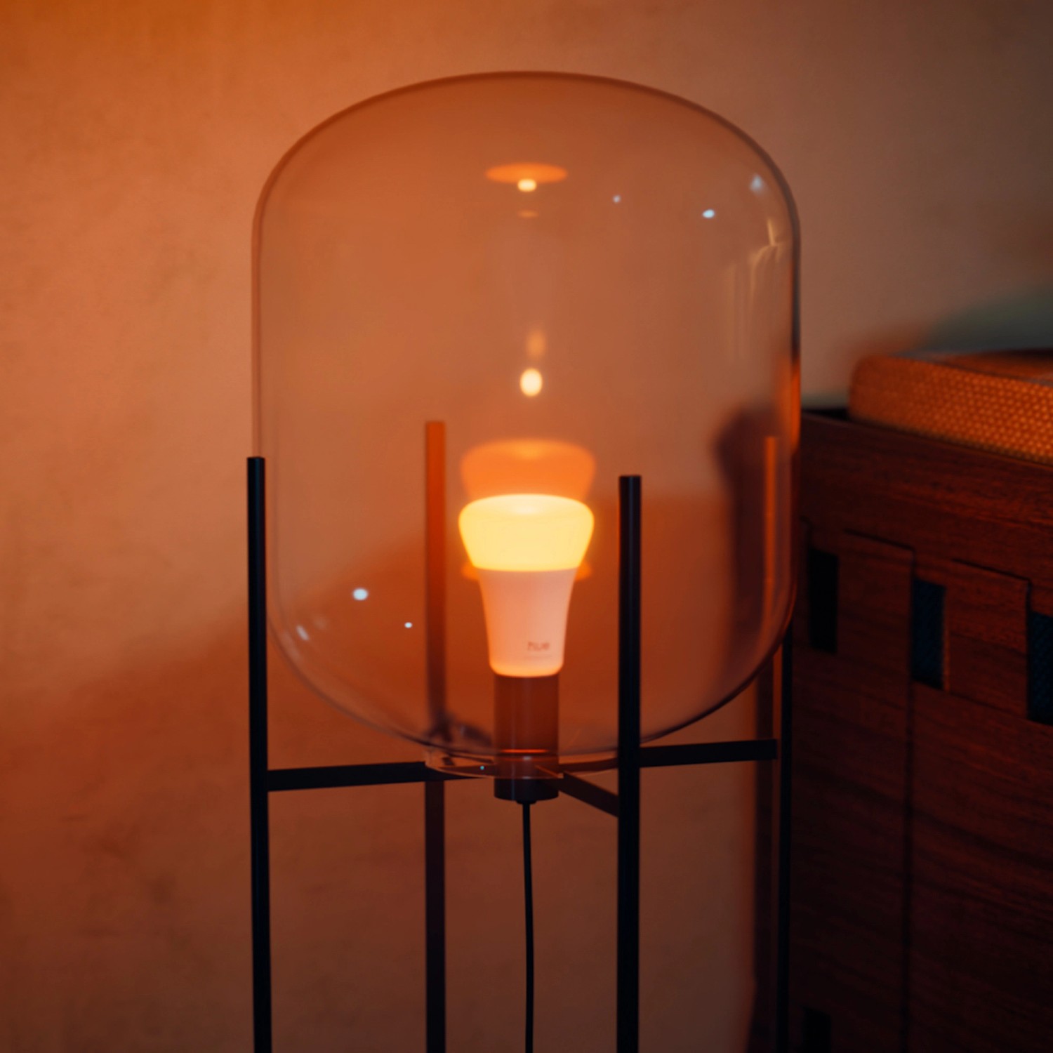Philips Hue E27 LED-Lampe mit warmweißem Licht in einer Stehlampe.