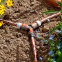 Gardena Abzweig-Satz 13 mm (1/2) im Garten mit Blumen, zur flexiblen Bewässerung.