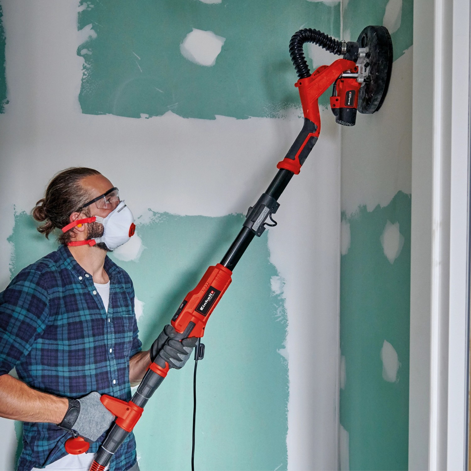Einhell Trockenbauschleifer TC-DW 225 X im Einsatz beim Schleifen einer Wand.