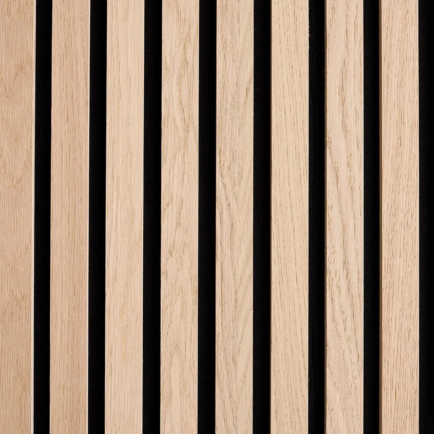 Akustikpaneel Eiche/Schwarz: Holzpaneel mit schmalen Eichenholz-Leisten auf schwarzem Filz für Wand- und Deckenverkleidung.