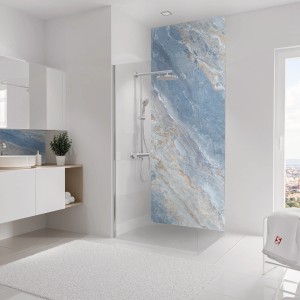 Schulte Duschrückwand DecoDesign Marmor-Himmelblau, 255x100 cm im Badezimmer.