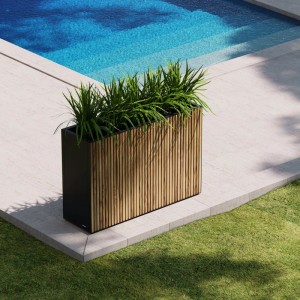 Herstera Garden Pflanzkübel Deco Planter Divider aus Stahl und Holz mit Bepflanzung vor Pool.