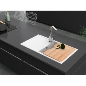 Miló Schneidebrett aus Buchenholz auf einer Spüle mit Avocado.