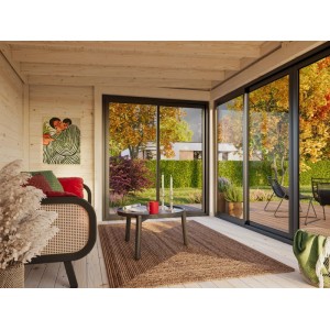 Innenansicht: Hellbraunes Palmako Holz-Gartenhaus mit Pultdach und Einrichtung.
