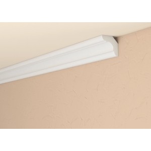 Weißes Decosa Zierprofil XZL03 (2 m) an der Decke und Wand.