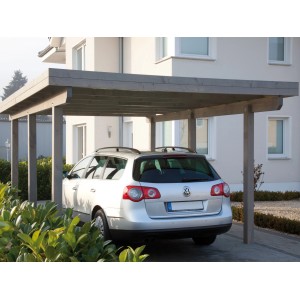 Lasiertes KVH-Einzelcarport Rügen im Bangkirai-Look mit Auto vor einem Haus.