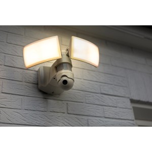 Lutec LED-Kameraleuchte Libra mit 2-köpfigem Strahler an weißer Wand.