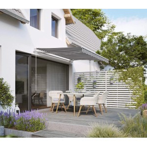 Gelenkarmmarkise Aventura 3x2m Grau-Weiß auf Terrasse mit Sitzgruppe.
