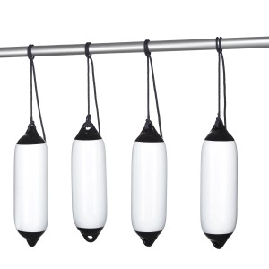 4 weiße Seilflechter Marinefender mit schwarzer Kappe und geöster Fenderleine.