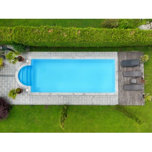 Draufsicht: Rechteckiger Steinbach Styropor Pool mit römischer Treppe und Liegefläche.