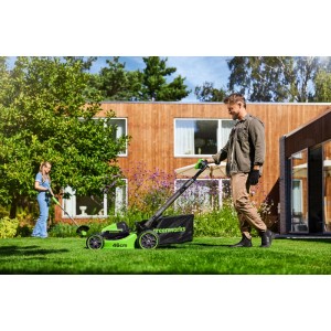 Greenworks Akku-Rasenmäher mit 2 Akkus im Einsatz im Garten. Schnittbreite 46 cm.