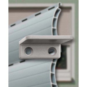 Grauer Schellenberg Rollladen-Anschlagwinkel am Rollladen befestigt.