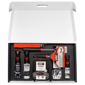 Weber Reinigungsset für Emaille-Gasgrills, 10-teilig, mit Bürsten, Reinigern und Zubehör im geöffneten Karton.