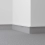 Weiße Teppichleiste (50 mm) mit Steg für sauberen Übergang zwischen Teppich und Wand.