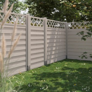 Lasiertes Sichtschutzzaun-Element Country Cream, 180x180cm, mit Lattenzaun-Abschluss im Garten.