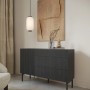 Schwarzes Selsey Sideboard Nolie, 140 cm, mit gefräster Tür, 3 Schubladen, grifflos, auf Holzbeinen im modernen Japandi-Stil.