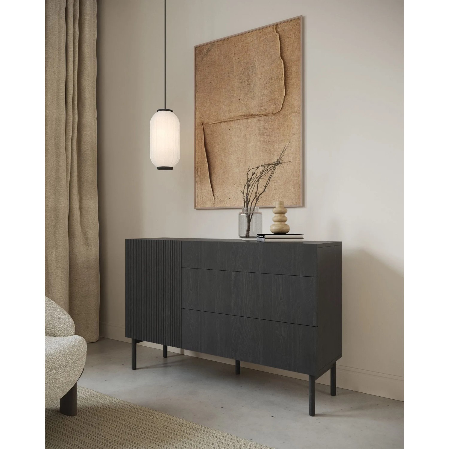 Schwarzes Selsey Sideboard Nolie, 140 cm, mit gefräster Tür, 3 Schubladen, grifflos, auf Holzbeinen im modernen Japandi-Stil.