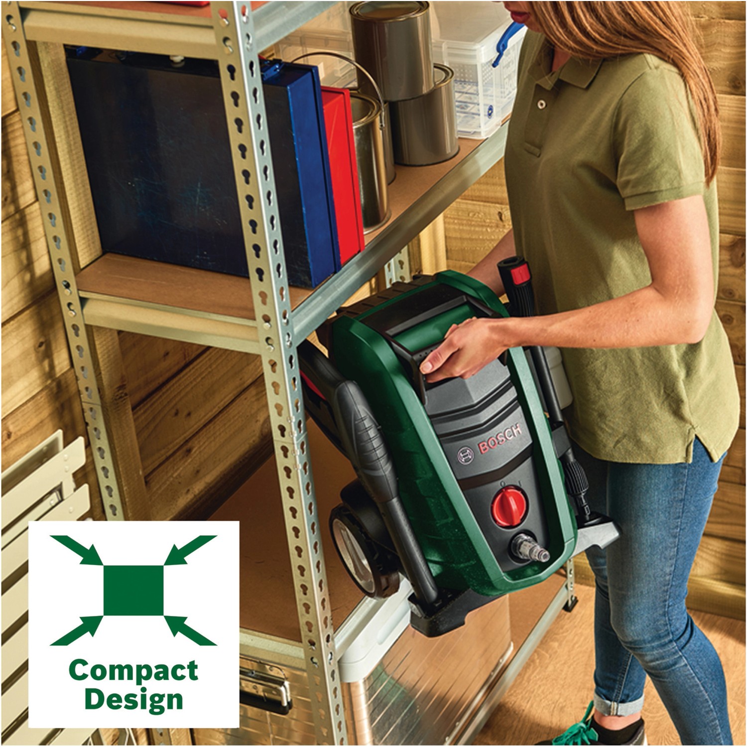 Kompakter Bosch Hochdruckreiniger Universal Aquatak 125 mit Home and Car Zubehörset wird ins Regal gestellt.