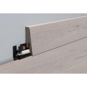 Sockelleiste Binyl Pro Fairland Oak Hell mit Kabelführung, helle Holzoptik.