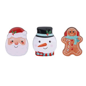 Drei weihnachtliche Keksdosen: Weihnachtsmann, Schneemann und Lebkuchenmann.