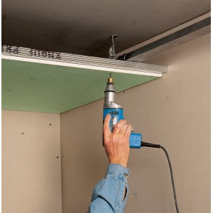 Montage einer Gipskartondecke mit Knauf CD-Profil und Bohrmaschine. Zubehör für Gipskartonplatten.