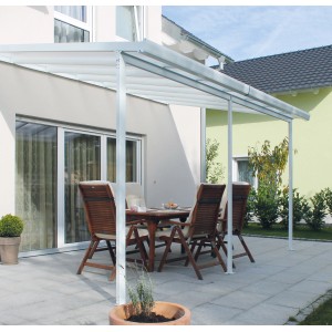 Weiße Gutta Terrassenüberdachung mit Polycarbonatplatten und Sitzgruppe im Garten.