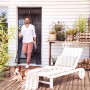 tesa® Insect Stop Magnetvorhang Tür, anthrazit, mit Mann und Hund auf Terrasse.