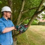 Mann sägt Ast mit Bosch Akku-Kettensäge UniversalChain 18V. Inkl. Akku. Für Gartenarbeiten.