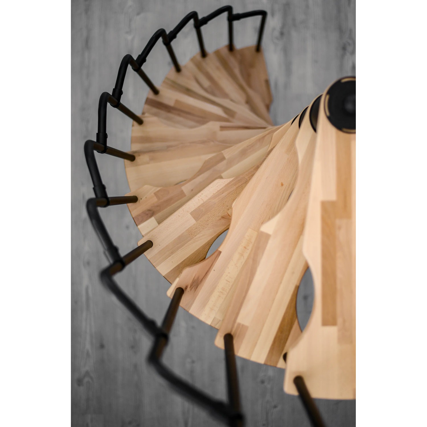 Minka Spindeltreppe Suono, 140x78 cm, Buche-Schwarz, von oben. Platzsparende Innentreppe für den Dachbodenausbau.