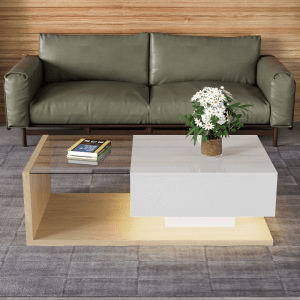 Moderner Couchtisch in Weiß und Holzfarbe mit Glasplatte und LED-Beleuchtung im Wohnzimmer. Bietet Ablagefläche.